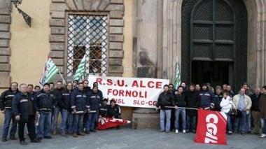 Una protesta degli operai di Alce davanti Palazzo Ducale a Lucca