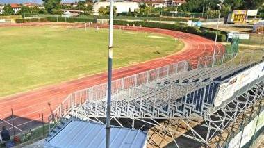 In alto lo stadio comunale sopra Patrizio Mungai