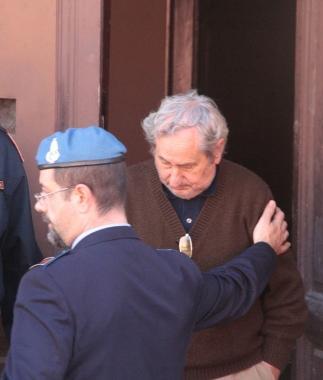 Giovanni Scotti, lidraulico in pensione che uccise la propria moglie, al momento della traduzione in carcere      