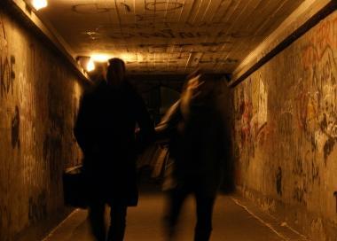 <b>PEDONI FANTASMA </b>Alcuni immagini notturne del sottopasso scattate dalla studentessa   