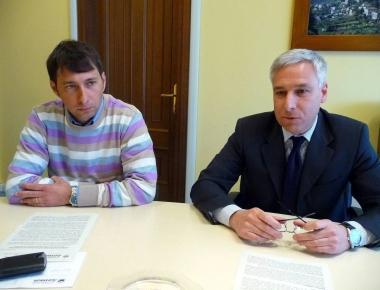 Il sindaco Del Ghingaro con lassessore Vellutini e a destra laeroporto di Capannori 