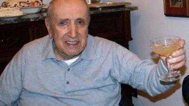 <strong>ENRICO MOSTARDI.</strong> A sinistra: il brindisi in occasione del 90º compleanno. A destra: negli anni ’80 insieme a Italo Piccini