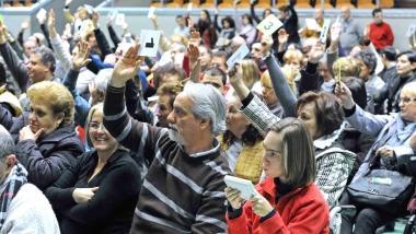 Il commissario dell’Aias Giulio Francesco Bagnale A sinistra un momento della assemblea del 16 aprile