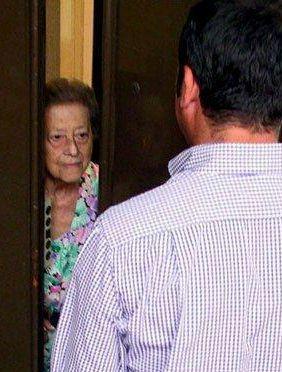 <b>ALLA PORTA.</b> Unanziana apre intimorita (foto darchivio) 