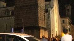 Una pattuglia dei vigili di sera in piazza Duomo