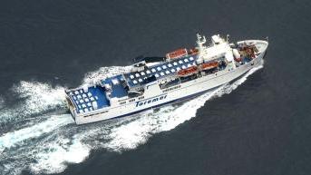 Una nave della compagnia regionale Toremar per il cui acquisto sono in gara Moby e Toscana di Navigazione