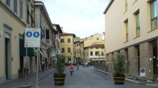 L’ingresso in piazza Montanelli