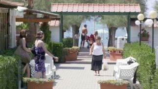 Sopra l’ingresso di uno stabilimento balneare