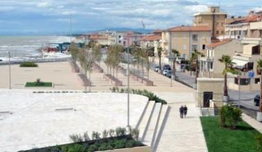 Piazze del porto con barriere per disabili e anziani
