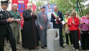 Festa del 25 aprile: sindaco e giunta pagano di tasca proprio la corona. «Colpa della Finanziaria»