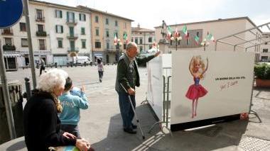 BALLERINA A sinistra alcuni fucecchiesi osservano Barbie il pannello pubblicitario della Fondazione ...