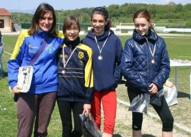 Le atlete salite sul podio con il tecnico Natali 