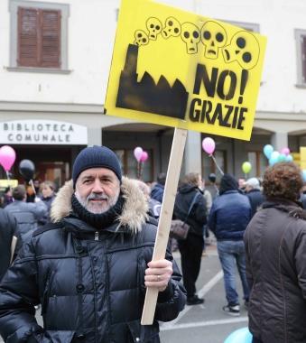 Un momento della protesta dei cittadini contro limpianto 
