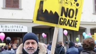 Un momento della protesta dei cittadini contro l’impianto