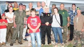 Foto di gruppo dei partecipanti in occasione della gara di cani da caccia senza sparo