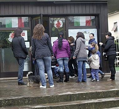 La protesta dei genitori davanti la scuola   