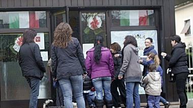 La protesta dei genitori davanti la scuola