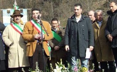 Il sindaco Fantoni parla al microfono (archivio) 