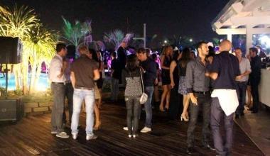 Alcuni giovani al Beach Club del Cinquale   