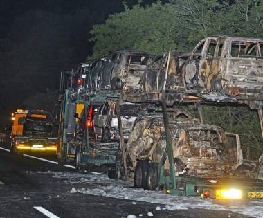 La bisarca con le auto distrutte dalle fiamme 