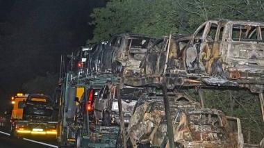 La bisarca con le auto distrutte dalle fiamme