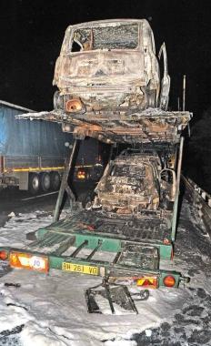 Unaltra immagine del camion bruciato 