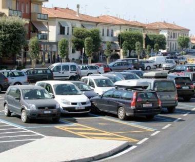 Il parcheggio a pagamento in via della Stazione 