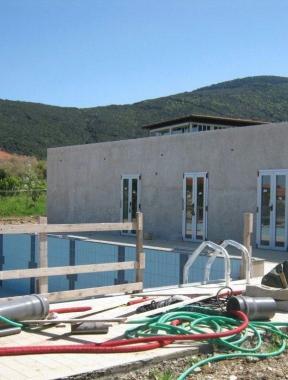 Il cantiere per la costruzione della piscina di Marciana Marina 