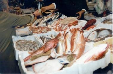 Pesce fresco sui banchi del mercato     