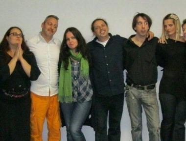 Andrea Balestri (al centro) con gli attori della compagnia