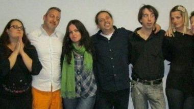 Andrea Balestri (al centro) con gli attori della compagnia