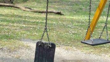 Giochi rotti e rami spezzati nel parco dell’Aringhese