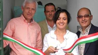 A sinistra i panneli solari sul tetto degli spogliatoi A destra il taglio del nastro