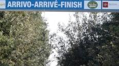 L’arrivo a braccia alzate di Salvatore Puccio e, sotto, il passaggio di “Toscana Terra di Ciclismo” nel centro di Montecatini