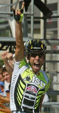 <b>LURLO DEL CAMPIONE </b>Visconti con la maglia sponsorizzata Sottoli Neri esulta dopo una vittoria Latleta della Neri-Farnese &egrave; campione italiano in carica  