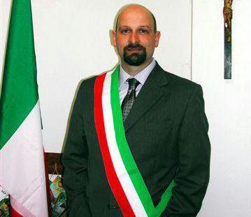 Il sindaco Giannini e una veduta di Vergemoli