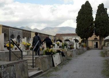 Ladri di rame assaltano il cimitero di San Prospero