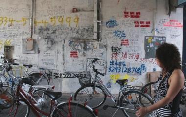 Scritte in cinese sui muri della di Prato  