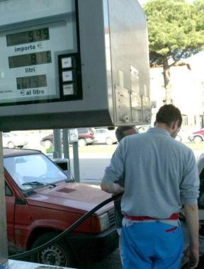 <strong>AL LAVORO.</strong> Un benzinaio