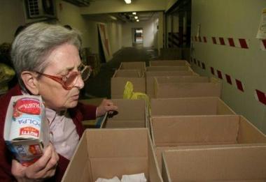 A sinistra la responsabile del servizio del Pozzo di Giacobbe Valentina Chericoni Sopra una colletta alimentare        