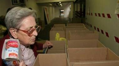 A sinistra la responsabile del servizio del Pozzo di Giacobbe Valentina Chericoni Sopra una colletta alimentare