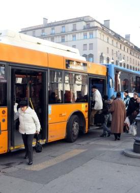 La fermata del bus Atl in piazza Grande 