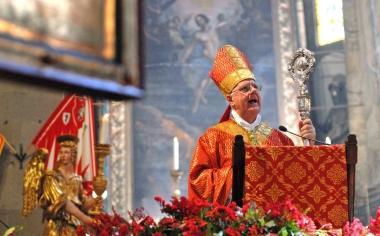 Monsignor Mansueto Bianchi durante unomelia in cattedrale 