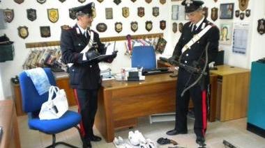 La refurtiva e le armi sequestrate dai carabinieri di Porto Azzurro