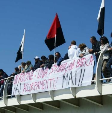 Di lato lo striscione di protesta appeso durante il trofeo DAlesio Sotto il vogatore Alessio Marra         