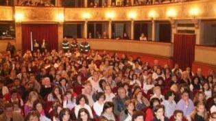 Platea affollata per uno spettacolo al teatro del Giglio