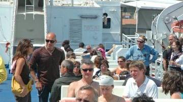 Un gruppo di turisti a bordo di un traghetto per l’Elba