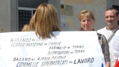 Una manifestazione di commesse (archivio)
