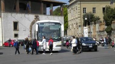 Un bus di turisti quando poteva arrivare in piazzale Verdi