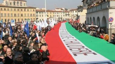 Lo striscione di “Prato non deve chiudere”